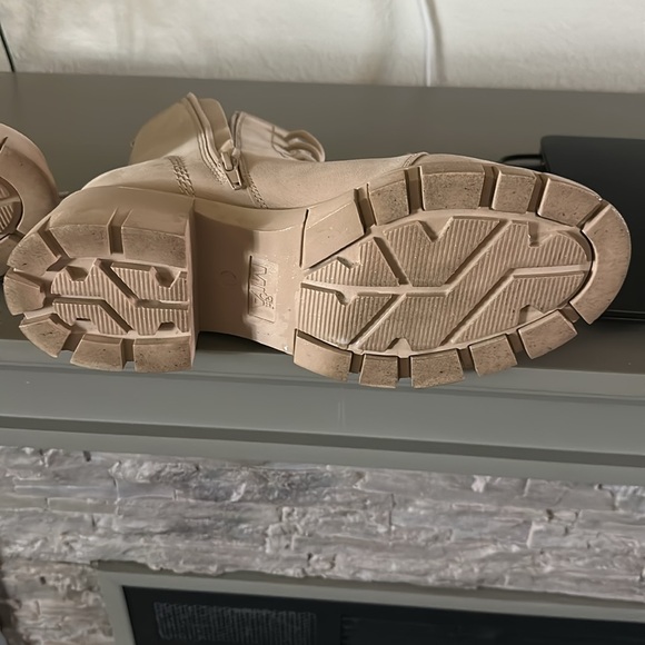 Mia Girl lace up boots with side zipper. 8 1/2 - Picture 3 of 3